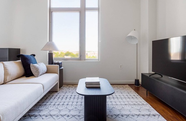 Sunny Clarendon 1BR W/D, Concierge & Gym, steps to WF, by Blueground