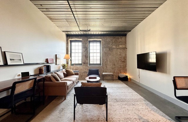 Sunny Double Queen Apartment Walking Distance to Fiserv