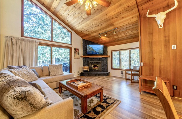 Sunny, Large, Updated, Pet Friendly Townhome, Spa, Wifi and Free Parking
