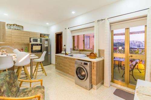 Sunny Maltese townhouse Madonnina Kalkara - Happy Rentals