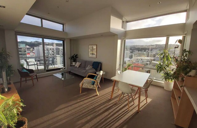 Sunny modern penthouse apartment in the city center with parking space