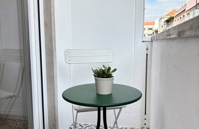 Sunny Renovated Apartment with Balcony in Central Moscavide