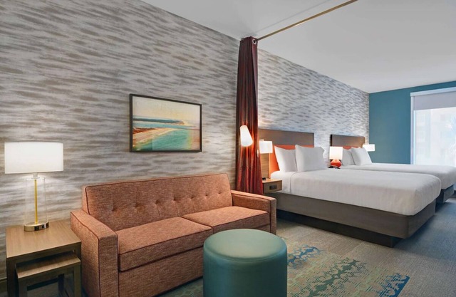 Sunny Retreat! 2 Relaxing Units w/FREE Breakfast, Kitchen, Pets Allowed, Pool!