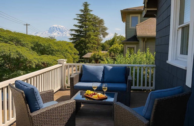 Sunny Seattle Home: Mt. Rainier + UW Steps Away!