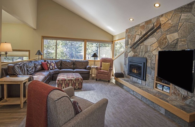 Sunny Sunriver Four-Bedroom has Hot Tub, Spacious Rooms, Two Decks Near Golf!