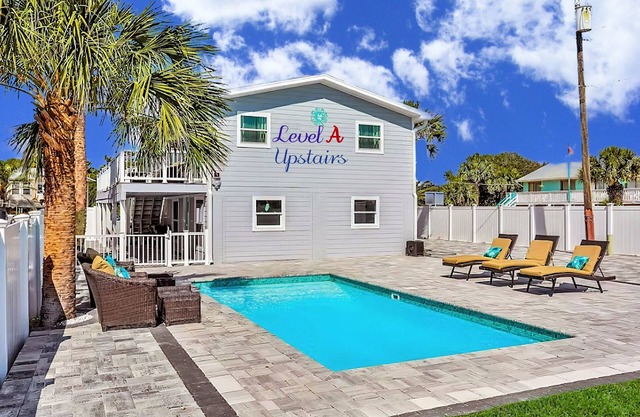 Sunny Upper Level 1 Block from 2 Beaches w/Private Pool, High-Speed Wi-Fi