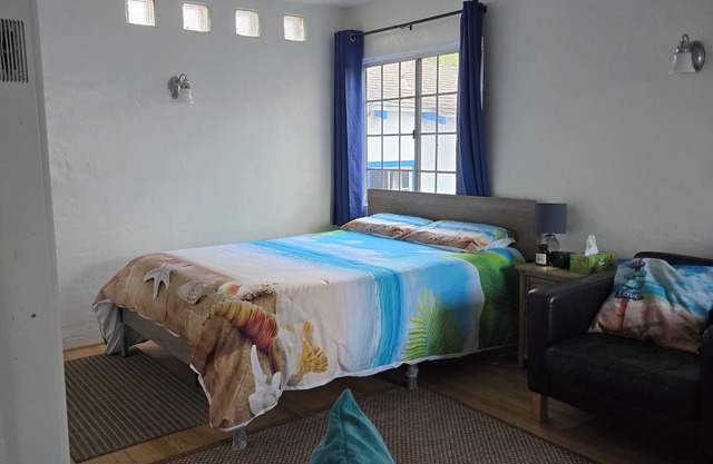 Sunny upstairs apartment 6 blocks from beach