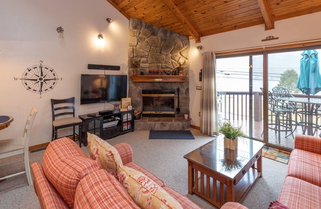Sunplace #02: Lake Access, Townhouse, Fireplace, Community Pool!