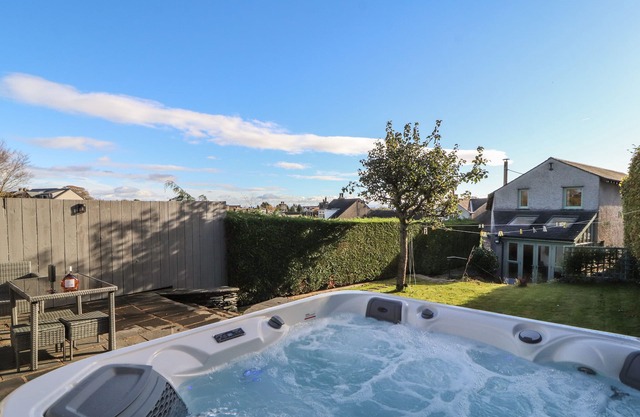 SUNRAE HOUSE, pet friendly, character holiday cottage in Flookburgh