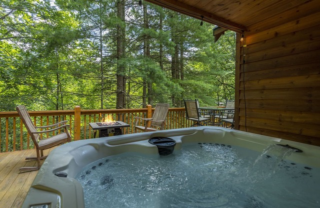 Sunrise Retreat! Hot Tub+FirePit, Fireplace, Game Room, Resort Access, Skiing!