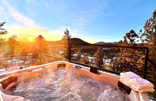 Sunrise+Sunset views - HotTub/Firepit/RecRoom/BBQ/Yoga studio/Treadmill