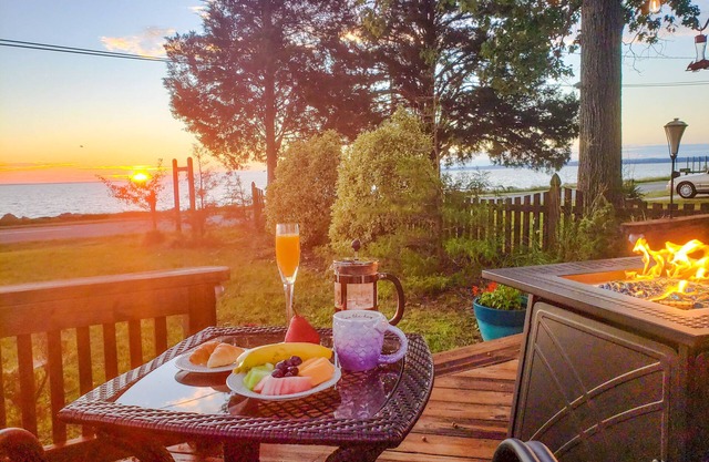 Sunrise Waterfront Potomac Beach Haus near Two Beaches