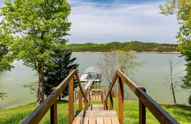 Sunset Breeze | Luxury Lakeside Cabin- Private Dock+ Hot Tub