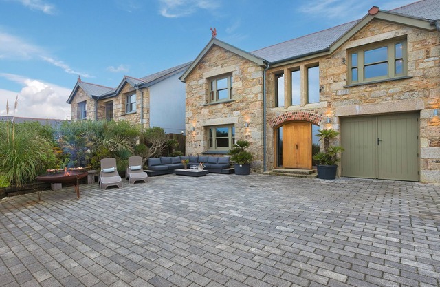 SUNSET HOUSE, pet friendly, character holiday cottage in St Just