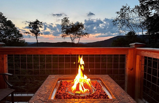 Sunset Mtn View*Massage Chair*Hot Tub*Game Rm*Hiking*near Hatley Pointe*Fire Pit