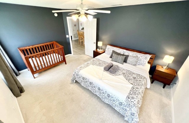 Sunset near the lake up to 12 guests,4bds,2baths