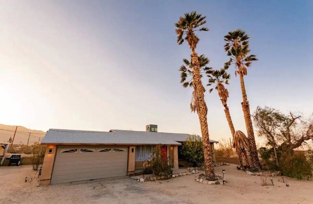Sunset Oasis ! 3 min to Joshua Tree National Park! Ideal for family gatherings
