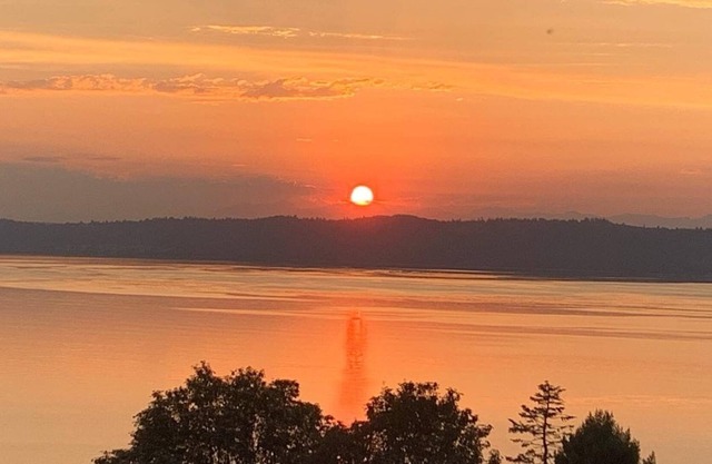 Sunset Paradise With Amazing Ocean View only 30 mins. South of Downtown Seattle!