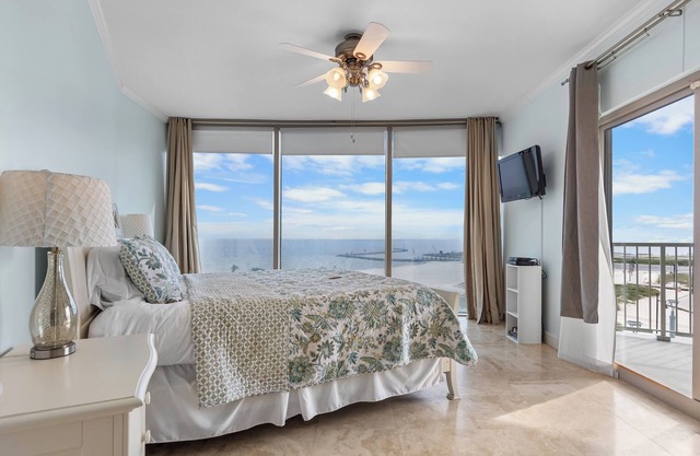 Sunset Spectacular! Beach getaway steps from the sand! Snowbirds haven!