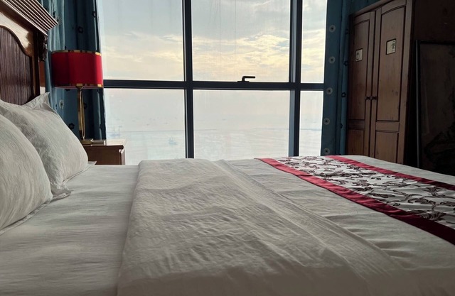 Sunset Strip Sea View Room 03