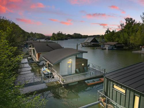 Sunset view Housboat with sundeck,AC&Heating