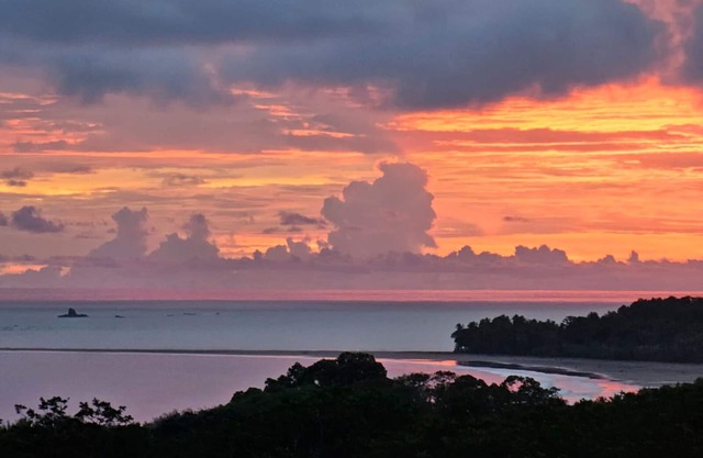 Sunset view, walk 2 beach! Exc wifi steam bathtub