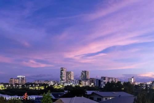 Sunsets & City Skyline Views With Pool