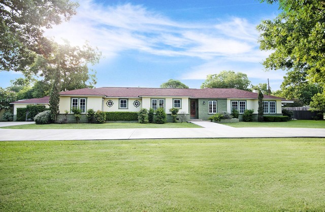 Sunshine Haus, Sleeps up to 14, Hot Tub, Pool, Walk to Main Street, 2 firepls