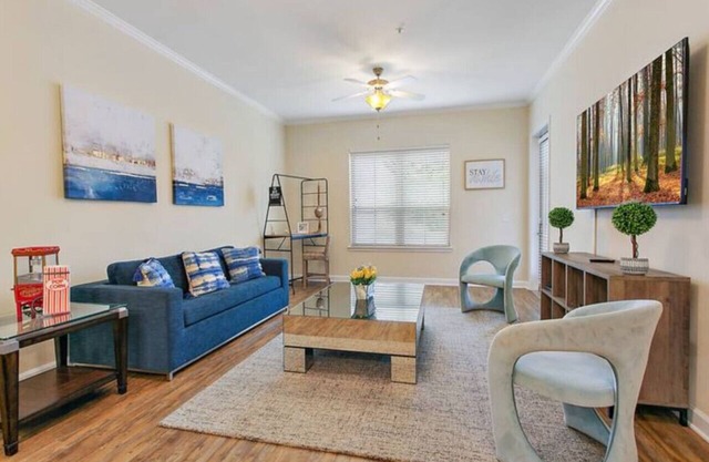 Sunshine Haven: 2BR w/Pool, Theater, Gym, Tennis