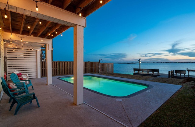 Sunshine Retreat - Waterfront Home Heated Pool & Private Lighted Fishing Pier