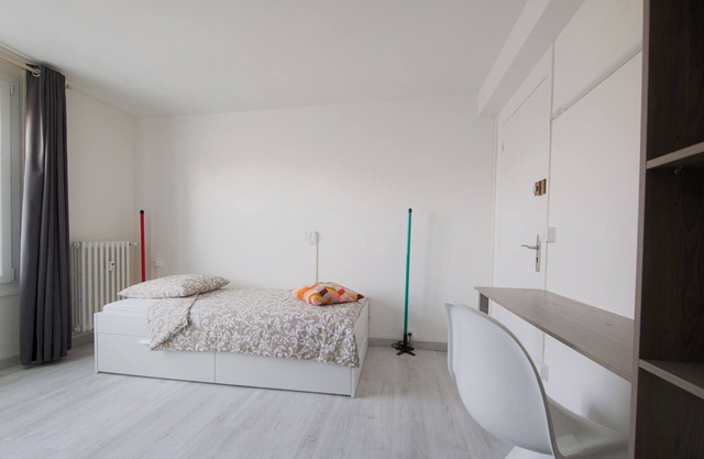 Sunshine's room with shower