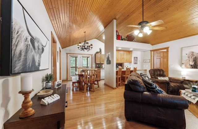 Sunshine Stonebridge Cabin near Silver Dollar City - Pools, Lake, Golf!