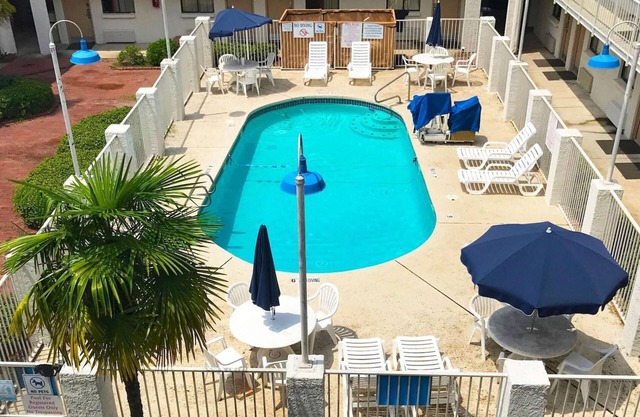 Super 6 Inn & Suites Baton Rouge