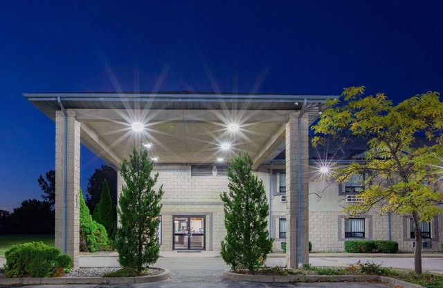 Super 8 by Wyndham Ambassador Bridge Windsor ON