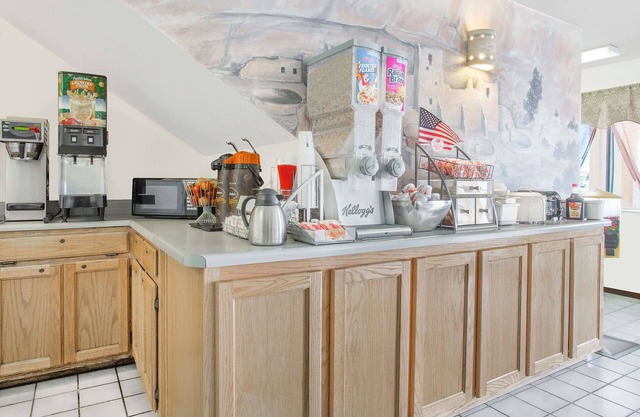 Super 8 by Wyndham Bloomfield