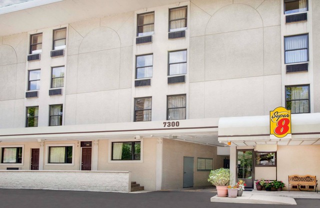 Super 8 by Wyndham Chicago IL