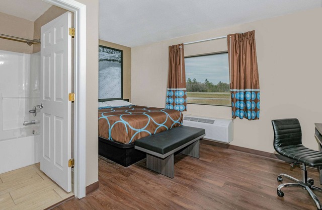 Super 8 by Wyndham Moss Point