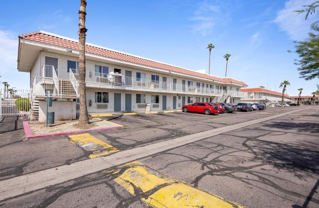 Super 8 by Wyndham Phoenix West