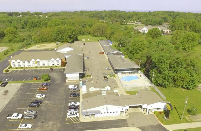 Super 8 by Wyndham Stevensville/St. Joseph