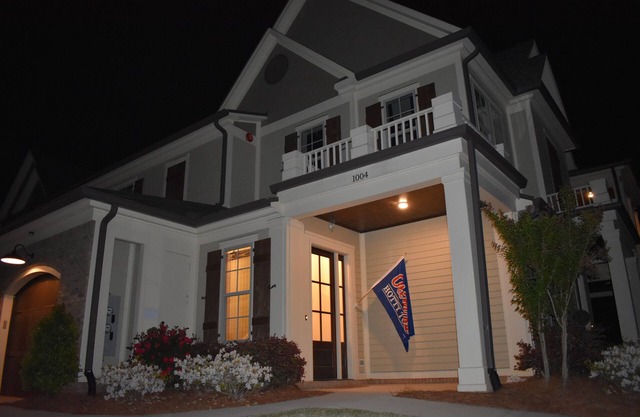 Super Clean Luxury Townhome in The Country Club Area-Minutes to Square & Campus!