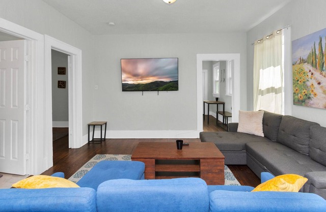 Super Cute🏡 wPorch+Fire Pit+WiFi+ FreeParking by Kemah, NASA-Galveston Houston