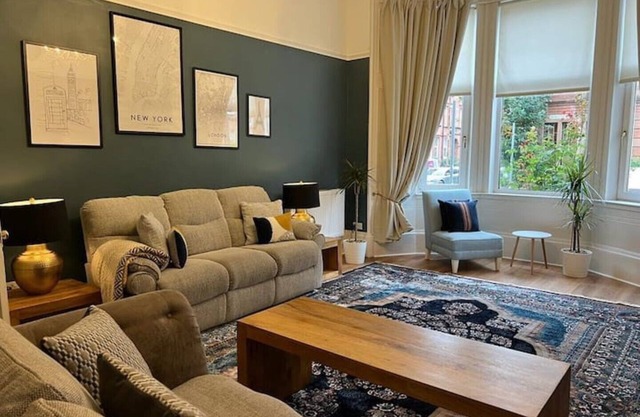 Super Spacious Victorian 3 BR main door flat Shawlands/Hampden Park near by