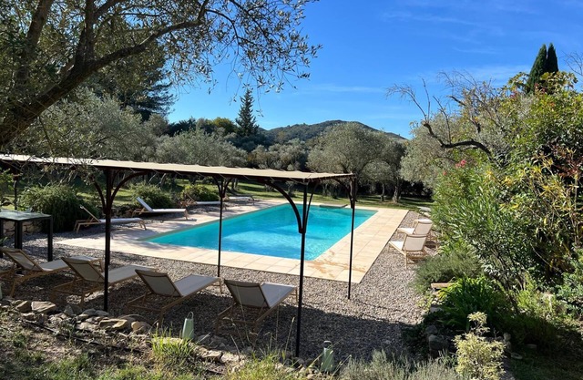 Superb 18th century farmhouse ideally located between Saint Remy and Avignon