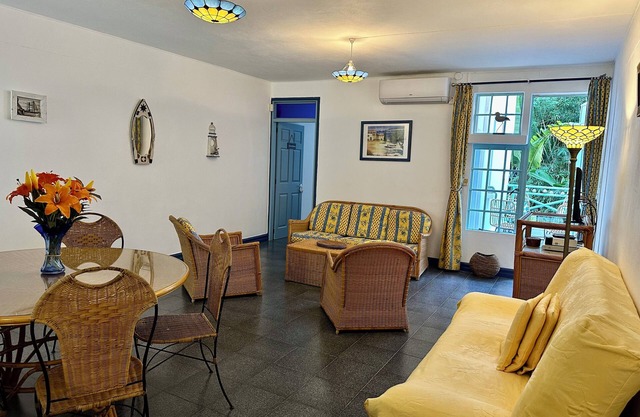 Superb apartment with pool, 3 minutes walk to beaches, restaurants & amenities