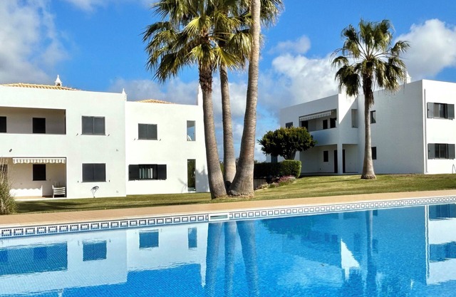 Superb apartment with pool and sea view