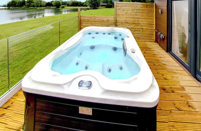 Superb bespoke lodge with two bedrooms sleeping up to four people.