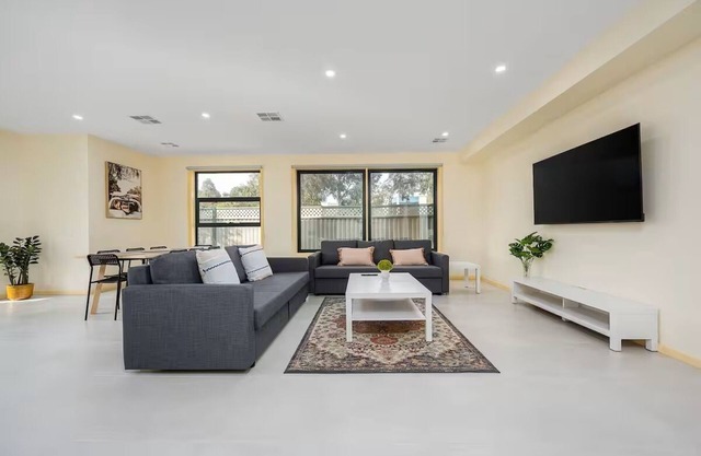 Superb Family Home, 6 Mins to Melbourne Airport, 18km from Melbourne CBD