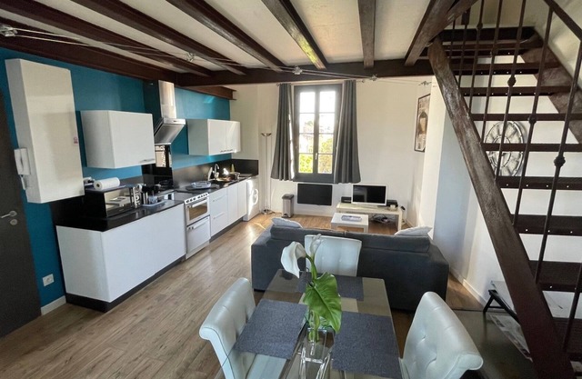 Superb Loft Overlooking The River Sorgue - Centrally Located In Isle Town - A/C