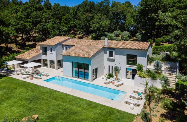 Superb modern villa with view in a green setting, 4 bedrooms & 3 bathrooms