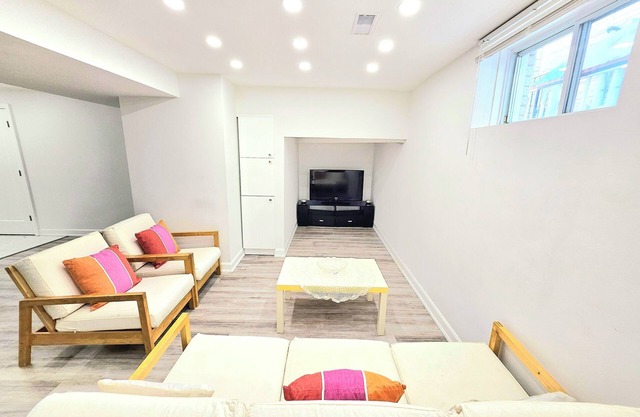 Superb Spacious 2 Bedroom Bsmt with Parking